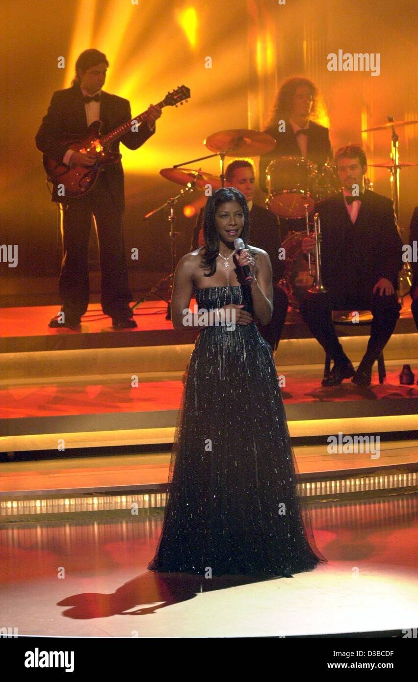 (Afp) - le chanteur Natalie Cole effectue au cours de la cérémonie de remise des prix de la télévision allemande Prix 2002 à Cologne, le 5 octobre 2002. Banque D'Images