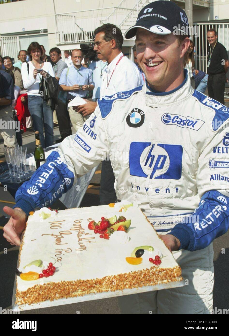 Afp L Allemand Ralf Schumacher Pilote De Formule 1 Porte Un Gateau Au Refrigerateur Avant Le Grand Prix Du Japon Sur Le Cour De Course A Suzuka Japon 13 Octobre 02 On
