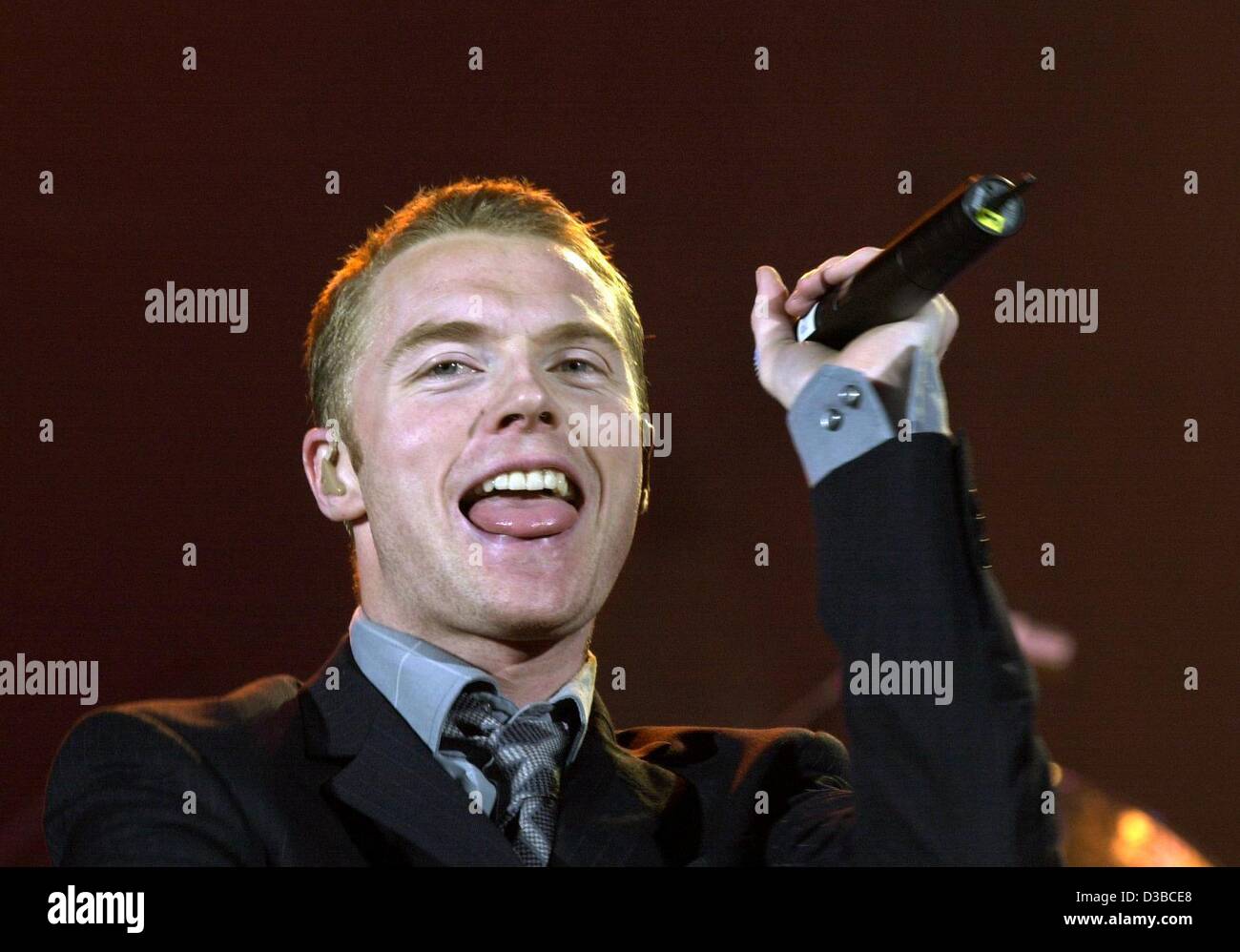 (Afp) - le chanteur pop irlandais Ronan Keating ('quand vous dites que rien du tout", "La vie est une montagne russe') chante dans le premier concert de sa tournée en Allemagne Munich, 20 octobre 2002. L'ancien chanteur du boys band Boyzone' 'a présenté son deuxième album solo intitulé 'Destination', qui comprend le hit Banque D'Images