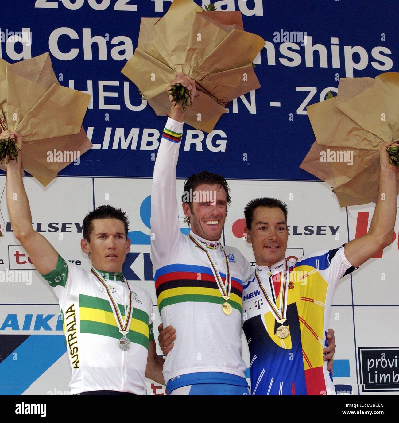 (Afp) - Les gagnants du Championnat du monde de cyclisme sur route, l'Italien Mario Cipollini (C, première place), de l'Australie Robbie McEwan (L, seconde) et l'Allemand Erik Zabel (R), troisième vague, avec leurs bouquets de fleurs à Zolder, Belgique, 13 octobre 2002. Banque D'Images (Afp) - Les gagnants du Championnat du monde de cyclisme sur route, l'Italien Mario Cipollini (C, première place), de l'Australie Robbie McEwan (L, seconde) et l'Allemand Erik Zabel (R), troisième vague, avec leurs bouquets de fleurs à Zolder, Belgique, 13 octobre 2002. Banque D'Images