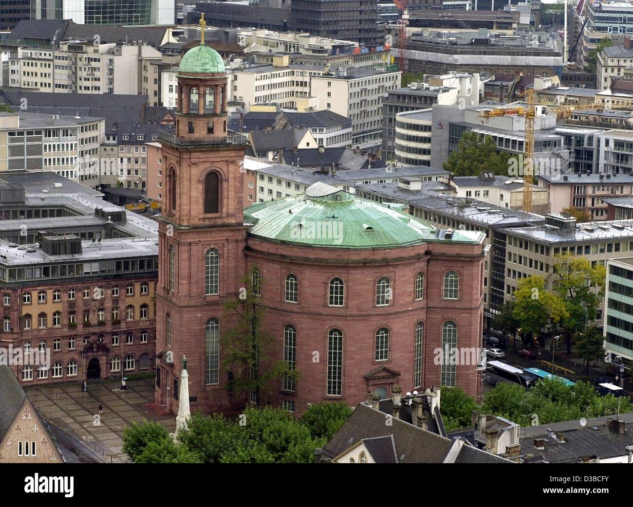 (Afp) - Une vue de l'église St Paul, célèbre pour être le lieu de la première Assemblée nationale allemande en 1848, Francfort sur le Main, 18 octobre 2002. Banque D'Images