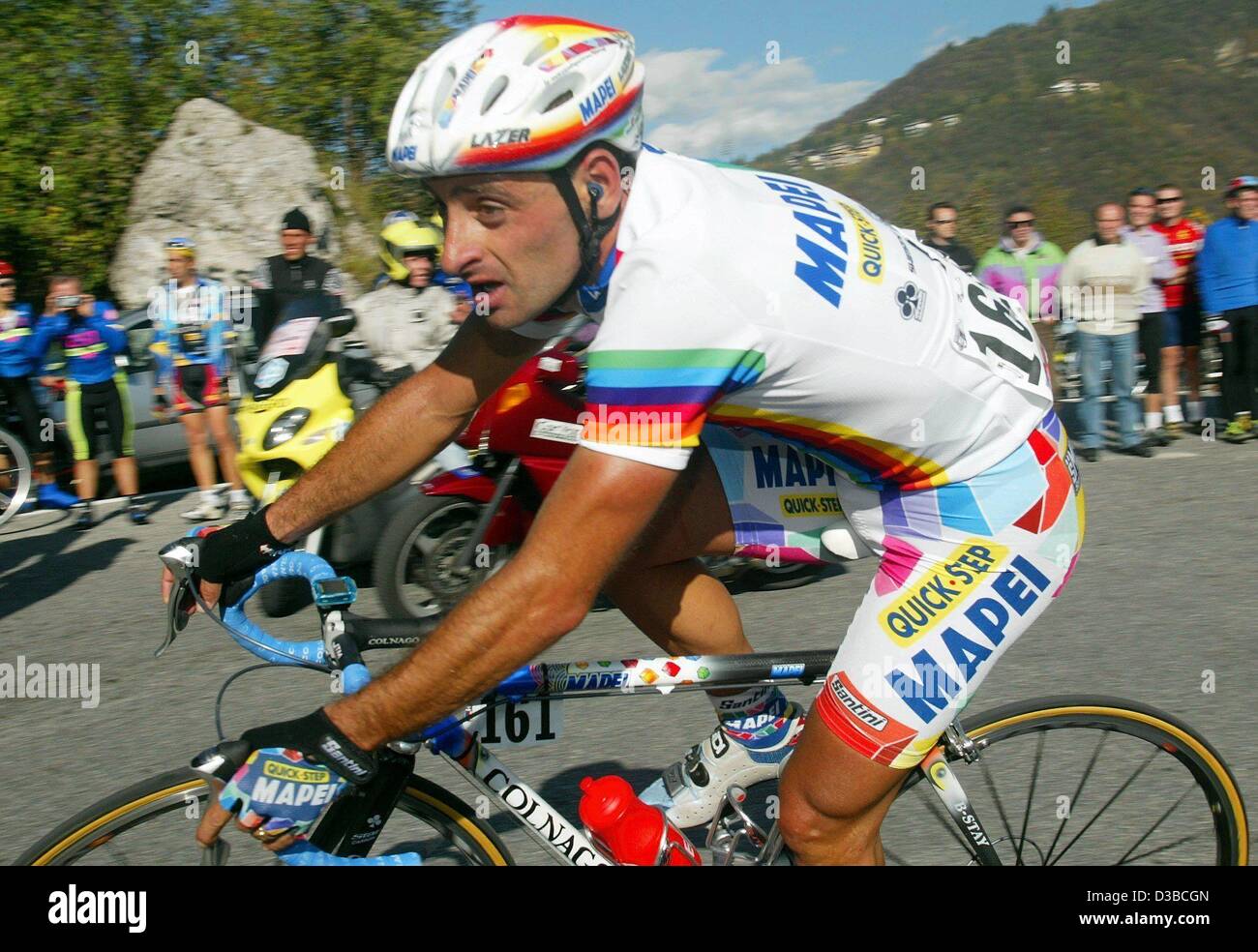 (Afp) - le cycliste italien Paolo Bettini de l'équipe Mapei-Quick Step cycles au cours du 96ème Tour de Lombardie à Bergame, Italie du nord, 19 octobre 2002. Bien qu'il n'a pas gagner la course il s'est classé premier au classement général et a remporté la Coupe du monde. Le "Giro di Lombardia' est la dernière course de la coupe du monde Banque D'Images