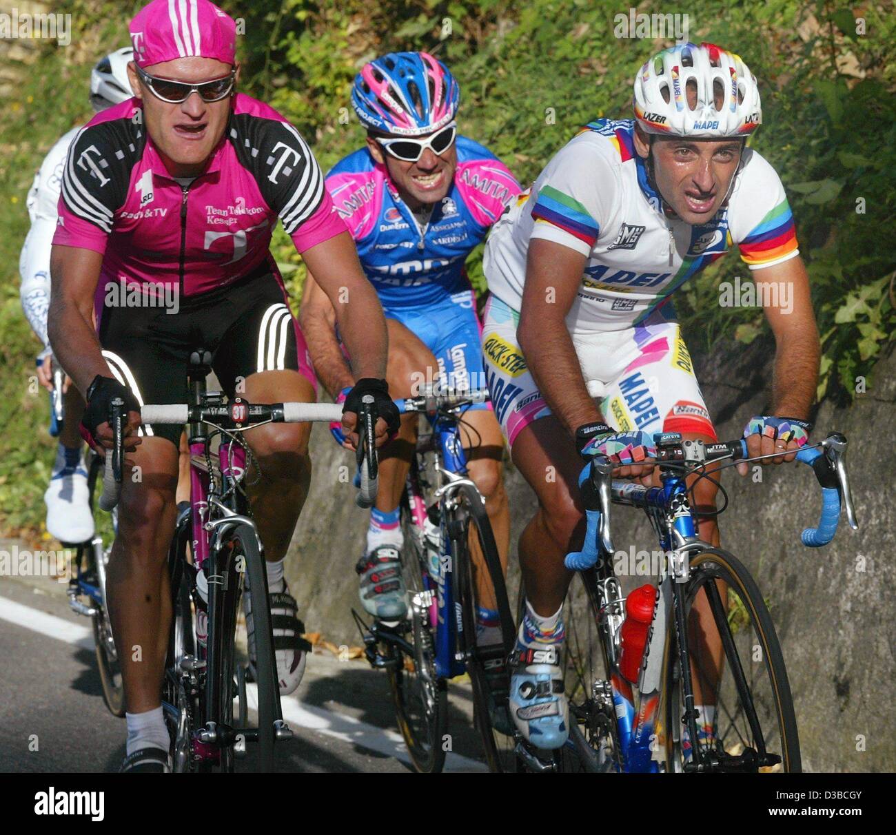 (Afp) - le cycliste allemand Matthias Kessler de l'équipe Telekom (L) et les cyclistes italien Alessandro Cortinovis (C, Lampre-Daikin) et Paolo Bettini (Mapei-Quick Step) cycle au cours du 96ème Tour de Lombardie à Bergame, Italie du nord, 19 octobre 2002. Le "Giro di Lombardia' est la dernière coupe du monde de Banque D'Images