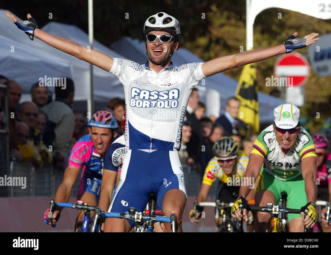 (Afp) - le cycliste italien Michele Bartoli de l'équipe Fassa Bortolo jubilates après sa victoire de la 96e Tour de Lombardie à Bergame, Italie du nord, 19 octobre 2002. Bartoli a terminé les 251 km de la "Giro di Lombardia" en 6 heures, 14 minutes et 49 secondes. Banque D'Images