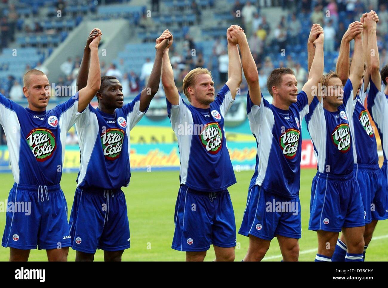 (Afp) - Les joueurs de soccer club allemand FC Hansa Rostock remercient leurs fans pour leur soutien après le match contre le le 1er FC Nuernberg à Rostock, Allemagne, 17 août 2002. L-R : Marcus Lantz (Suède), Godfried Aduobe (Ghana), René , Rydlewicz, Ronald Maul et Marco Vorbeck. Le match s'est terminé 2:0 Banque D'Images