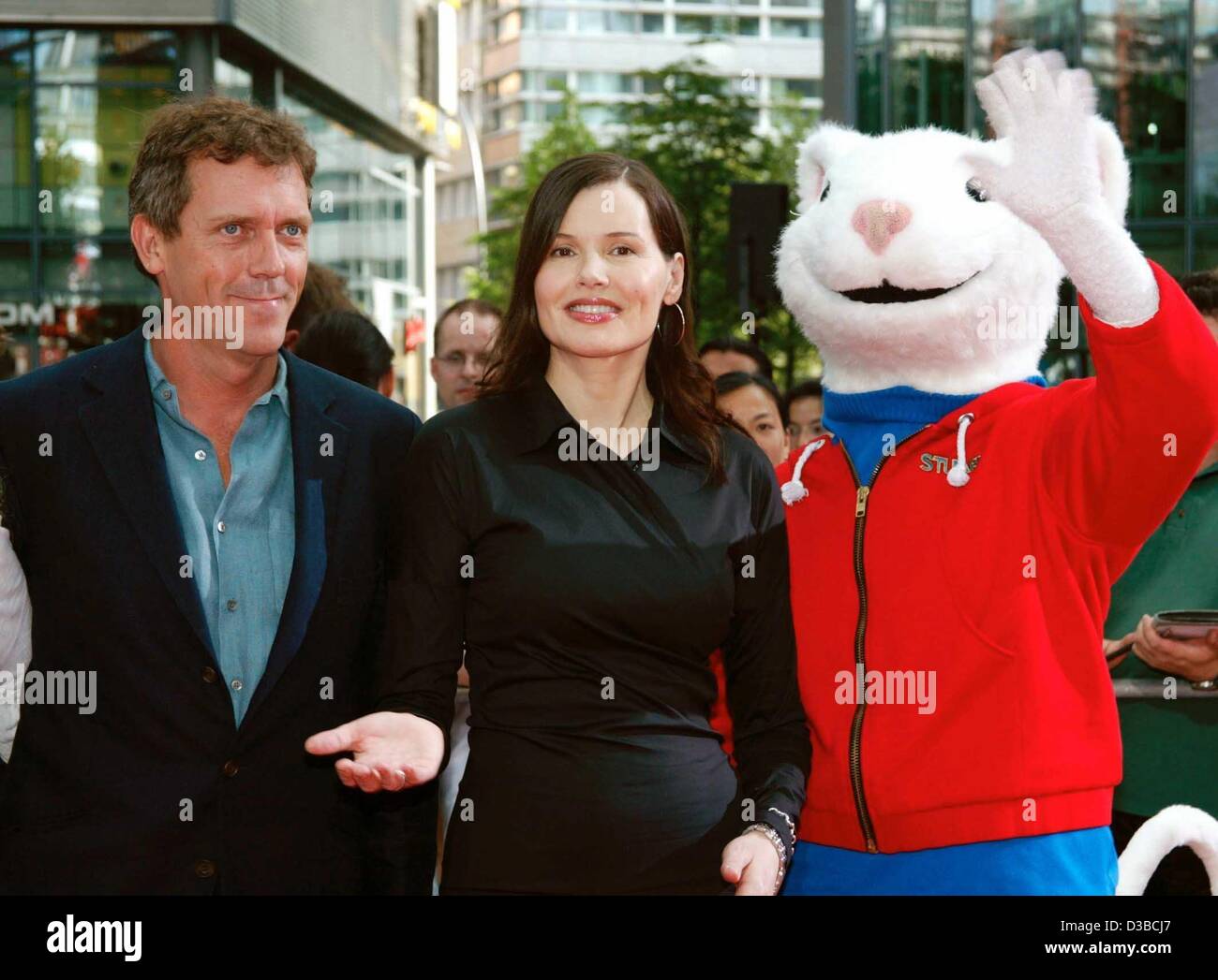 (Afp) - L'actrice Geena Davis et nous l'acteur britannique Hugh Laurie arrivent avec un énorme Stuart petite souris à la première européenne de 'Stuart Little 2' à Berlin, 18 août 2002. Geena Davis parle Mme Little, Hugh Laurie M. Little dans le film d'animation. Banque D'Images
