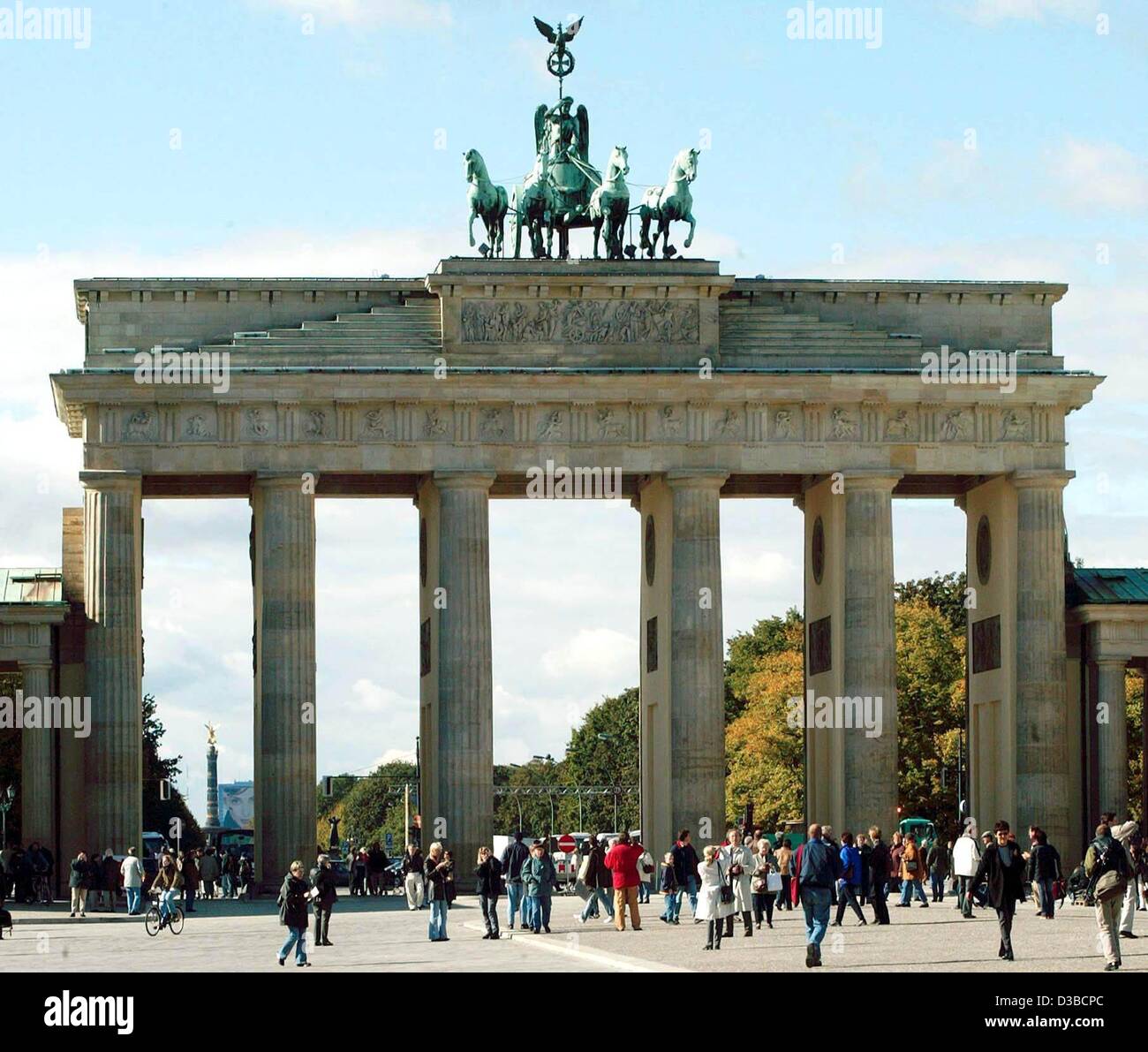 (Afp) - La Porte de Brandebourg brille après rénovations, photographié à Berlin, 7 octobre 2002. L'arc monumental, qui s'élevait dans le no man's land entre l'Est et l'Ouest depuis 37 ans, a été enveloppé d'échafaudages depuis près de deux ans. La spectaculaire dévoilement de la porte a été récemment rénové, le Banque D'Images