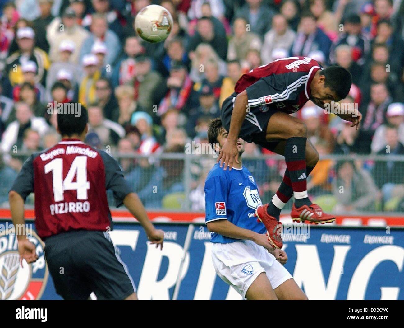(Afp) - L'attaquant péruvien Bayern Claudio Pizarro (L) et son coéquipier brésilien Giovane Elber (R) lutte pour le ballon avec Bochum's defender Thomas Reis (C) au cours de la Bundesliga match FC Bayern Munich contre Bochum à Munich, le 5 octobre 2002. Munich gagne 4:1 et reste donc en haut de Banque D'Images