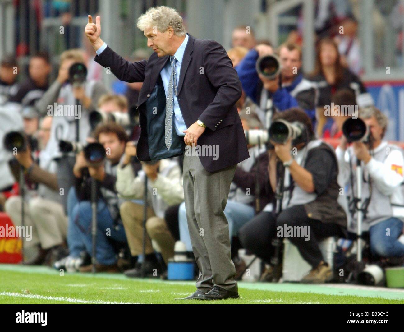 (Afp) - L'entraîneur de football Leverkusen Klaus Toppmoeller les gestes à ses joueurs pendant le match de Bundesliga FC Bayern Munich Bayer Leverkusen contre 04 à Leverkusen, Allemagne, 28 septembre 2002. Le match s'est terminé 2:1 pour Leverkusen, qui est la première défaite pour le Bayern Munich cette année à la saison. Banque D'Images