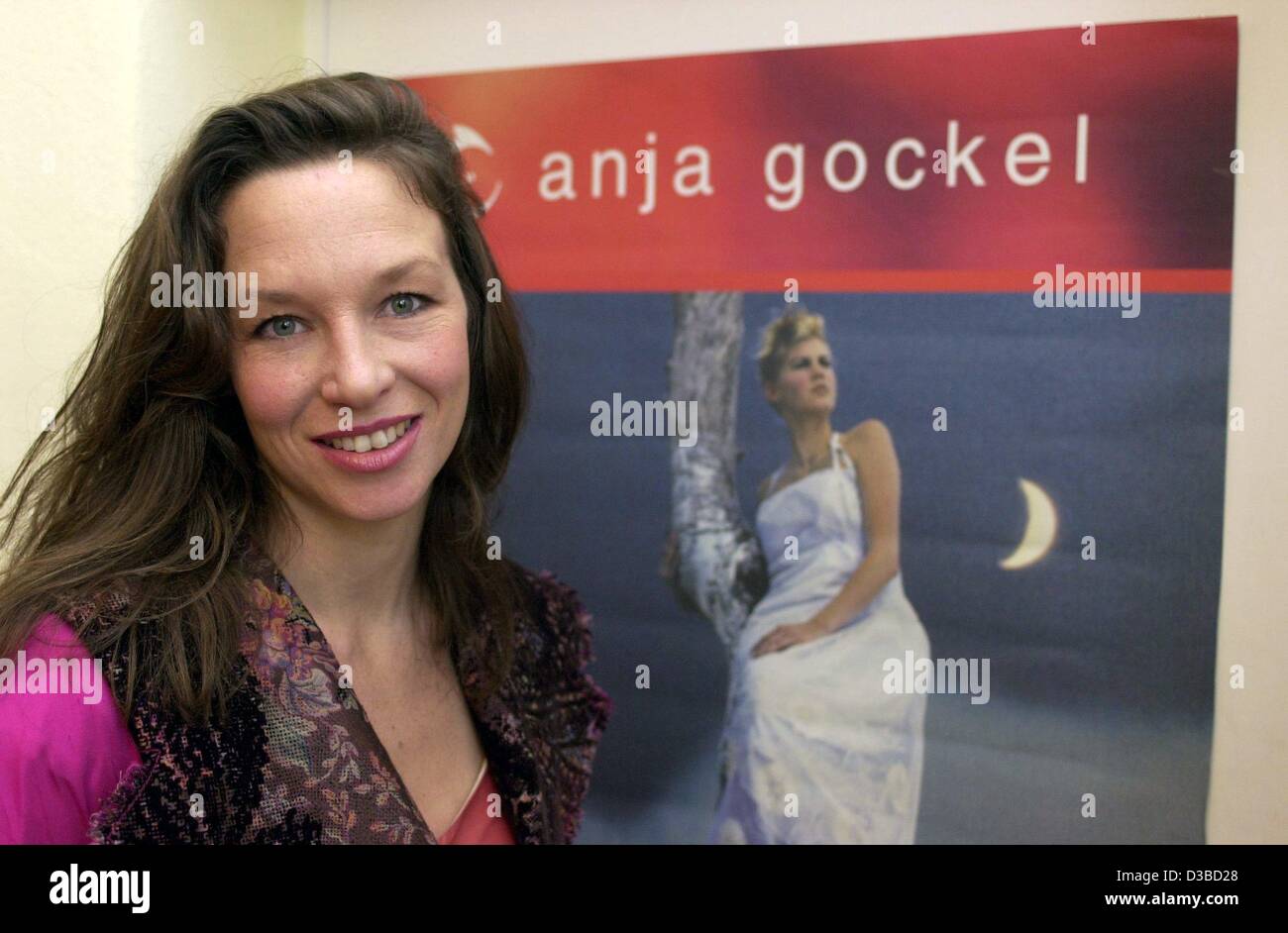 (Afp) - Le créateur de mode de Anja Gockel, devant une affiche montrant son mode, Mainz, Allemagne, 29 janvier 2003. Elle a des clients au Japon, en Arabie Saoudite et aux Etats-Unis. Le 34-year-old designer est la préparation jusqu'à présent son plus grand défilé de mode à la fashion fair 'cpd woman man' début sur Banque D'Images