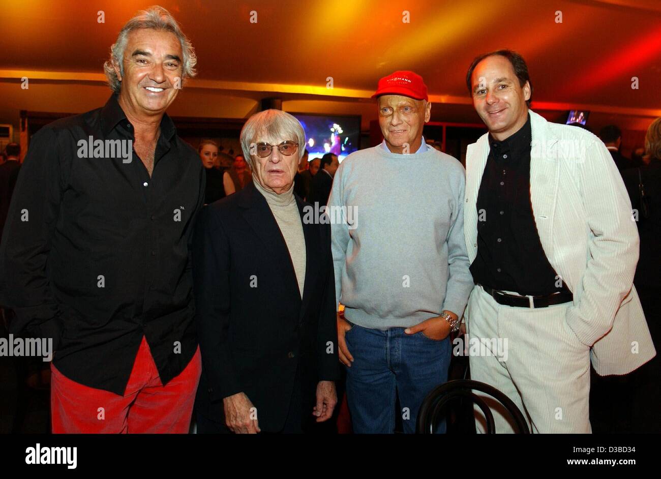 (Afp) - Flavio Briatore, Directeur Général de Renault F1 UK ; les Britanniques la Formule Un tycoon Bernie Ecclestone ; la Formule Un coureur professionnel autrichien Niki Lauda et ancien coureur de Formule 1 et actuel directeur de BMW Motorsport Gerhard Berger (L) de poser pour les photographes à l'Audi Banque D'Images