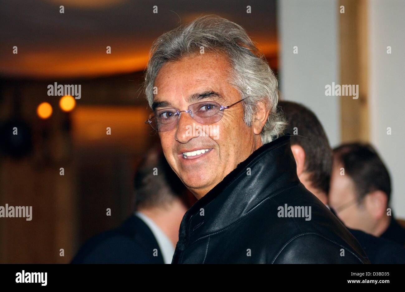 (Afp) - L'italien Flavio Briatore, la Formule Un tycoon et Directeur Général de Renault F1 UK, est photographié à l'Audi partie à Kitzbuehel, Autriche, 26 janvier 2003. Banque D'Images