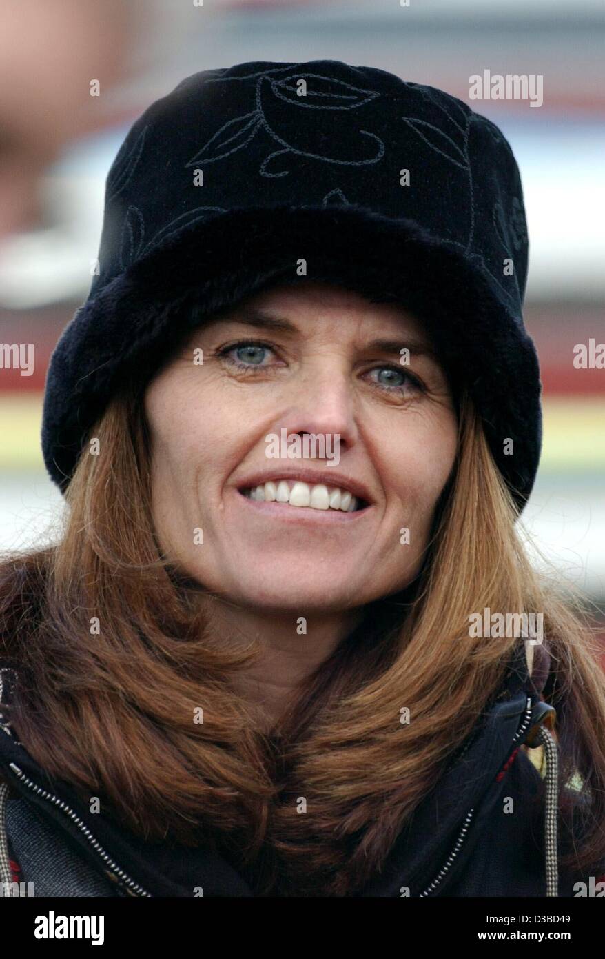 (Afp) - Maria Shriver, célèbre journaliste à l'actualité et l'épouse de star hollywoodienne Arnold Schwarzenegger, est photographié à la course du Hahnenkamm de Kitzbühel, Autriche, 25 janvier 2003. Banque D'Images