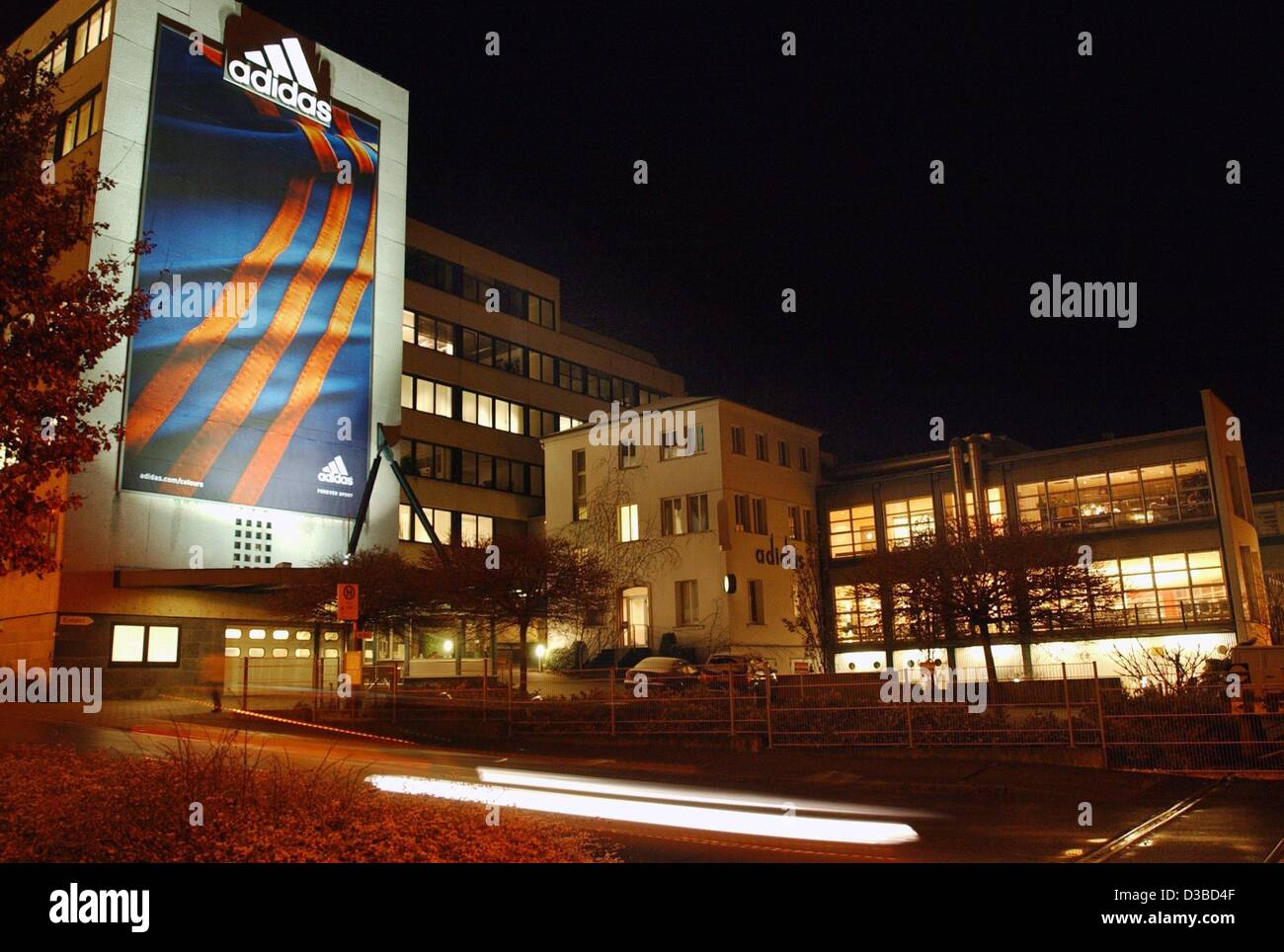 Afp) - Le siège de l'entreprise-sport Adidas-Salomon à Herzogenaurach,  Allemagne, 30 janvier 2003. L'entreprise allemande le 30 janvier 2003 a  dévoilé un bénéfice en 2002 de levage de 10 pour cent, a