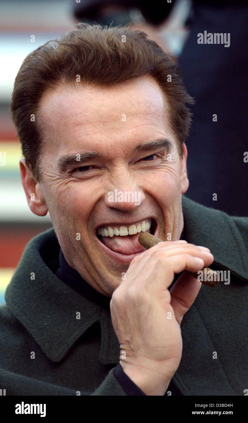 (Afp) - née à l'Autrichienne Hollywood star Arnold Schwarzenegger est en meilleure humeur et a un cigare dans sa bouche à la course du Hahnenkamm de Kitzbühel, Autriche, 25 janvier 2003. Banque D'Images