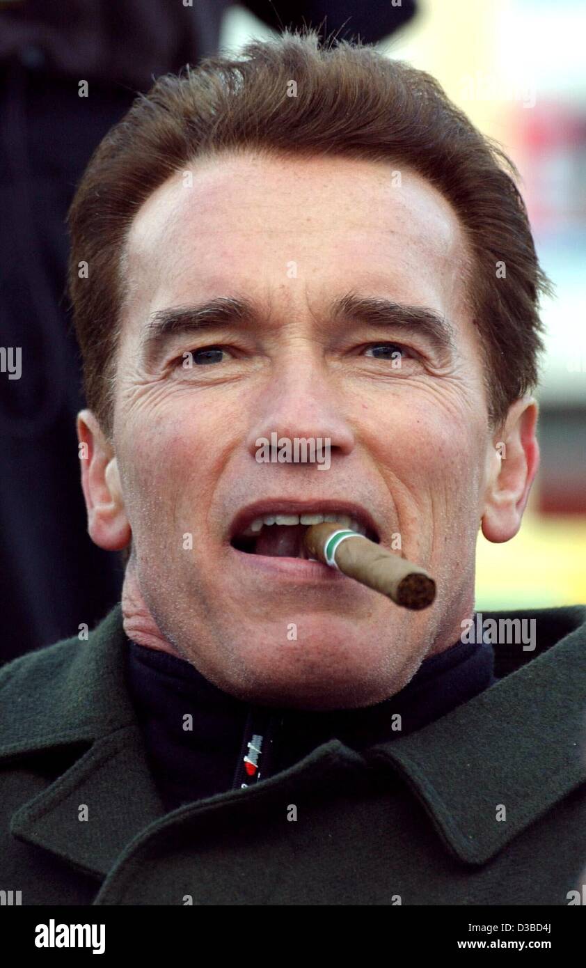 (Afp) - née à l'Autrichienne Hollywood star Arnold Schwarzenegger est en meilleure humeur et a un cigare dans sa bouche à la course du Hahnenkamm de Kitzbühel, Autriche, 25 janvier 2003. Banque D'Images