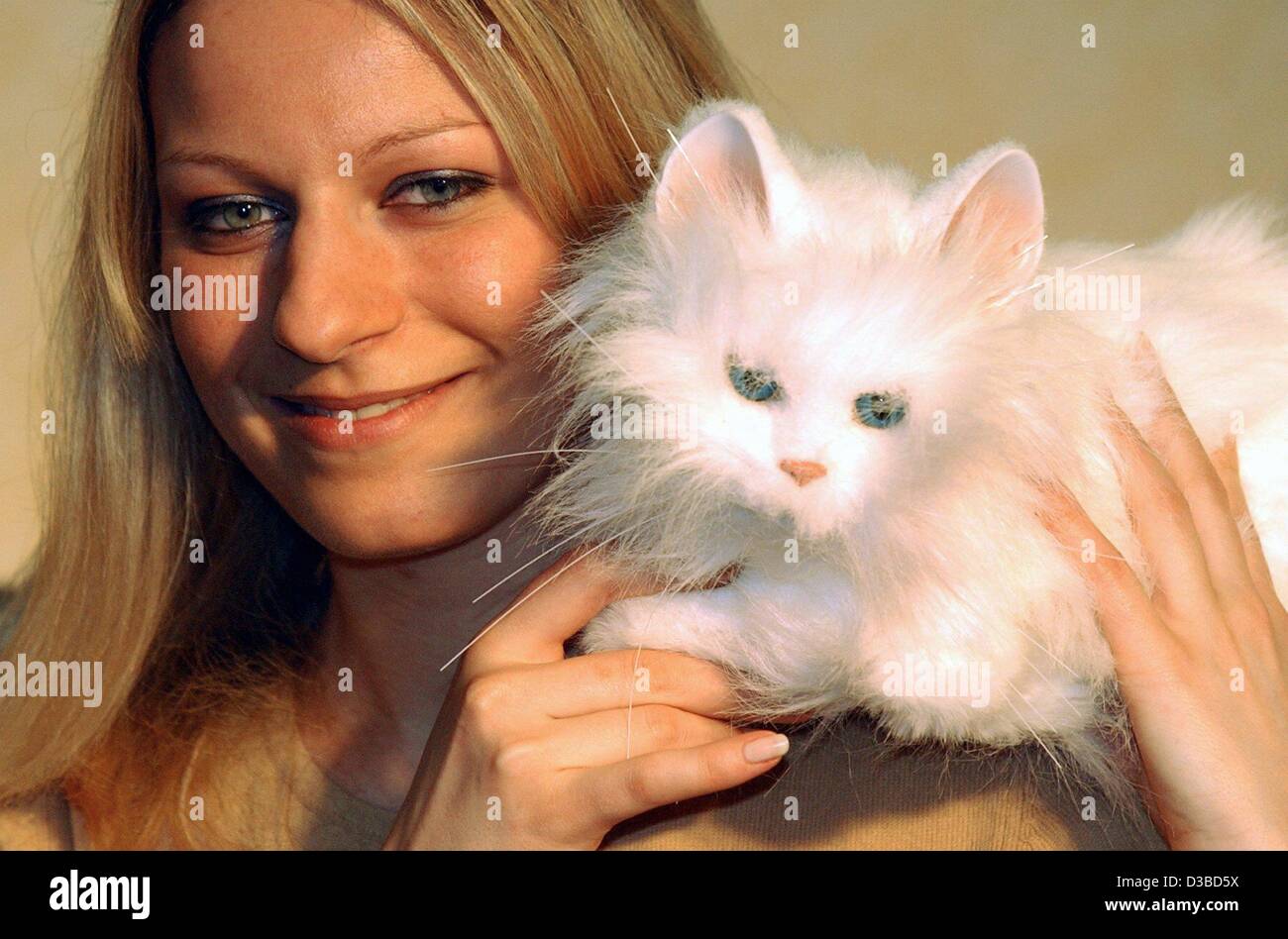 Afp) - Silvia strokes le chat de robot FurReal ami sur l'épaule à la 54e  salon du jouet de Nuremberg à Nuremberg, Allemagne, 29 janvier 2003. Le chat  ronronne quand il est
