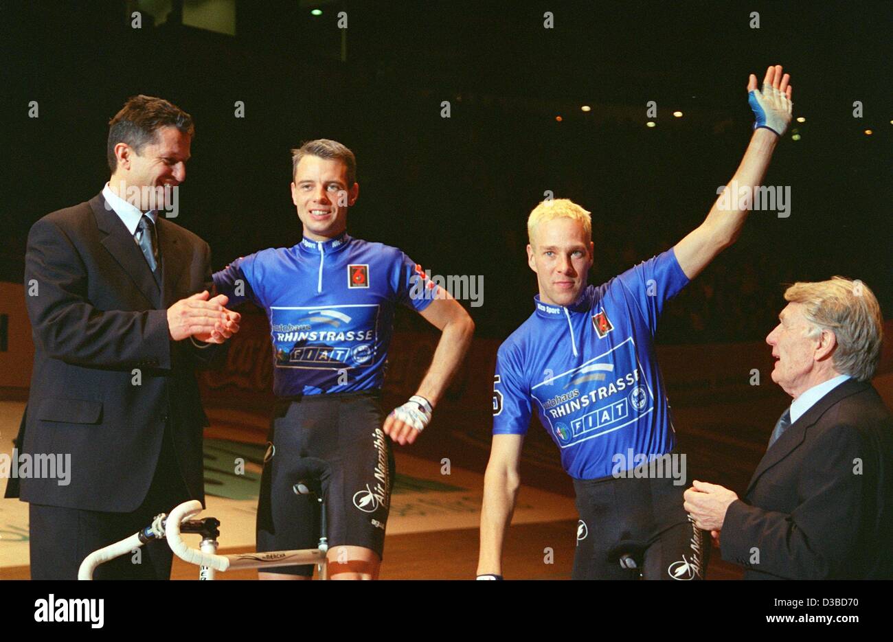 (Afp) - Les gagnants néerlandais des Six Jours de Brême Robert Slippens course (2e à partir de L) et Danny Stam (2e à partir de la R) sont introduits pour les spectateurs de l'événement par sports administration Otto Ziege (R) et Dieter Stein à la 92e course de six jours de Berlin à Berlin, 25 janvier 2003. Banque D'Images