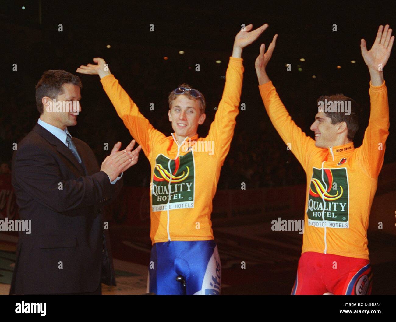 (Afp) - Le nouveau Swiss espère que dans six jours course Franco Marvulli (R) et Alexander Aeschbach (C) sont accueillis par Dieter Stein directeur sportif à la 92e course de six jours de Berlin à Berlin, 25 janvier 2003. Banque D'Images
