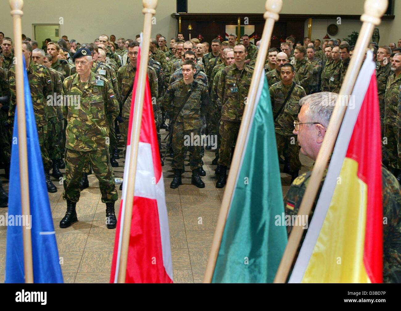 (Afp) - Norbert von Heyst (R), général de l'armée allemande, assiste à la cérémonie d'adieu du premier corps germano-néerlandais sur le terrain de la caserne Prince-Claus à Muenster, Allemagne, le 27 janvier 2003. Soldats de la 1re à gauche du Corps germano-néerlandais pour Kaboul 27 janvier à prendre leurs fonctions que le plomb Banque D'Images