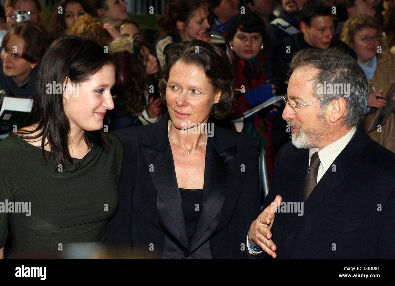 (Afp) - le réalisateur américain Steven Spielberg (R) s'entretient avec Christina Rau (C), l'épouse du Président allemand, et sa fille Anna (L) en avant de la création allemande du nouveau film de Spielberg "Catch me if you can' à Berlin, 26 janvier 2003. Le film, basé sur une histoire vraie, est sur la réussite d'un con ar Banque D'Images