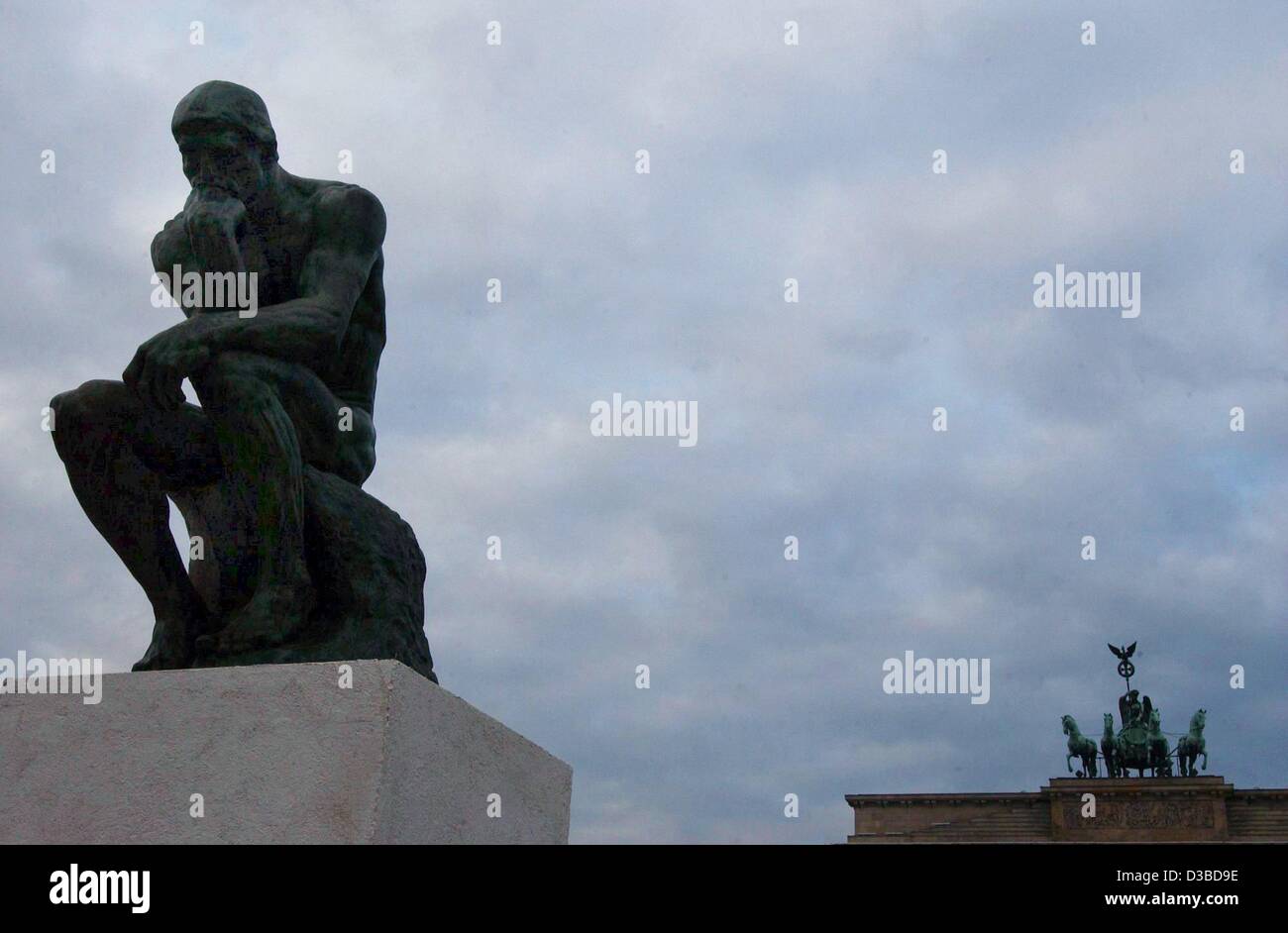 (Afp) - une réplique de la célèbre sculpture d'Auguste Rodin "Le Penseur" est affiché sur la Pariser Platz (place de Paris) en face de la porte de Brandebourg à Berlin, 22 janvier 2003. La sculpture restera sur la place jusqu'au 9 mars. C'est l'occasion de la célébration du 40e anniversaire de l'Elysée Banque D'Images