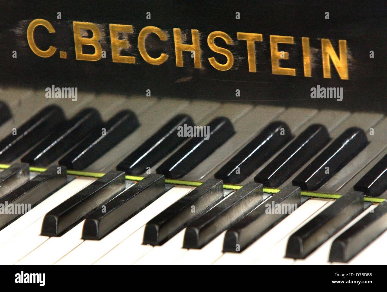 (Afp) - Le logo 'C. Bechstein" de "l'Bechstein Pianofortefabrik' (piano et piano) Fabricant de Seifhennersdorf, Allemagne, 14 janvier 2003. L'ancien "aechsische Pianofortefabrik' (piano Saxonian fabricant) a été acheté en 1992 par la société Bechstein (aussi un fabricant de piano) Banque D'Images