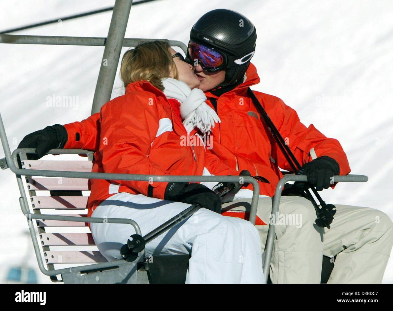 (Afp) - L'Allemand Michael Schumacher, pilote de Formule 1 (R) embrasse sa femme Corinna dans un télésiège au cours des trois jours de réunion à Ferrari à Madonna di Campiglio, Italie, 17 janvier 2003. Banque D'Images