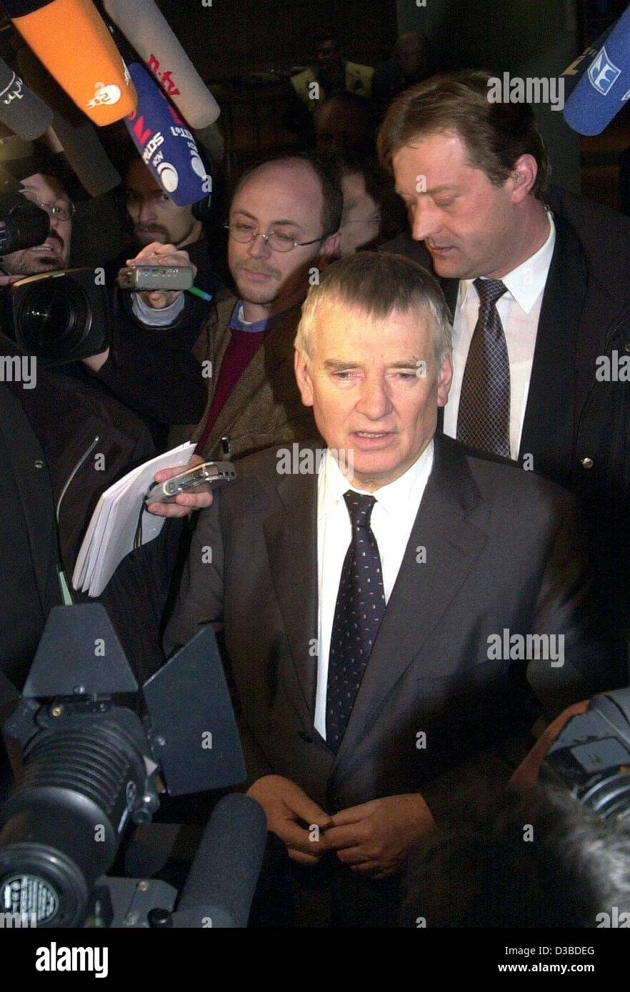 (Afp) - Le ministre de l'Intérieur allemand Otto Schily (avant) est entouré par les médias comme il arrive pour parle de la dispute de la paye de la fonction publique à Potsdam, Allemagne, le 8 janvier 2003. Le 10 janvier, les employeurs et les représentants syndicaux sont parvenus à un accord de compromis pour près de trois millions de service public allemand wor Banque D'Images