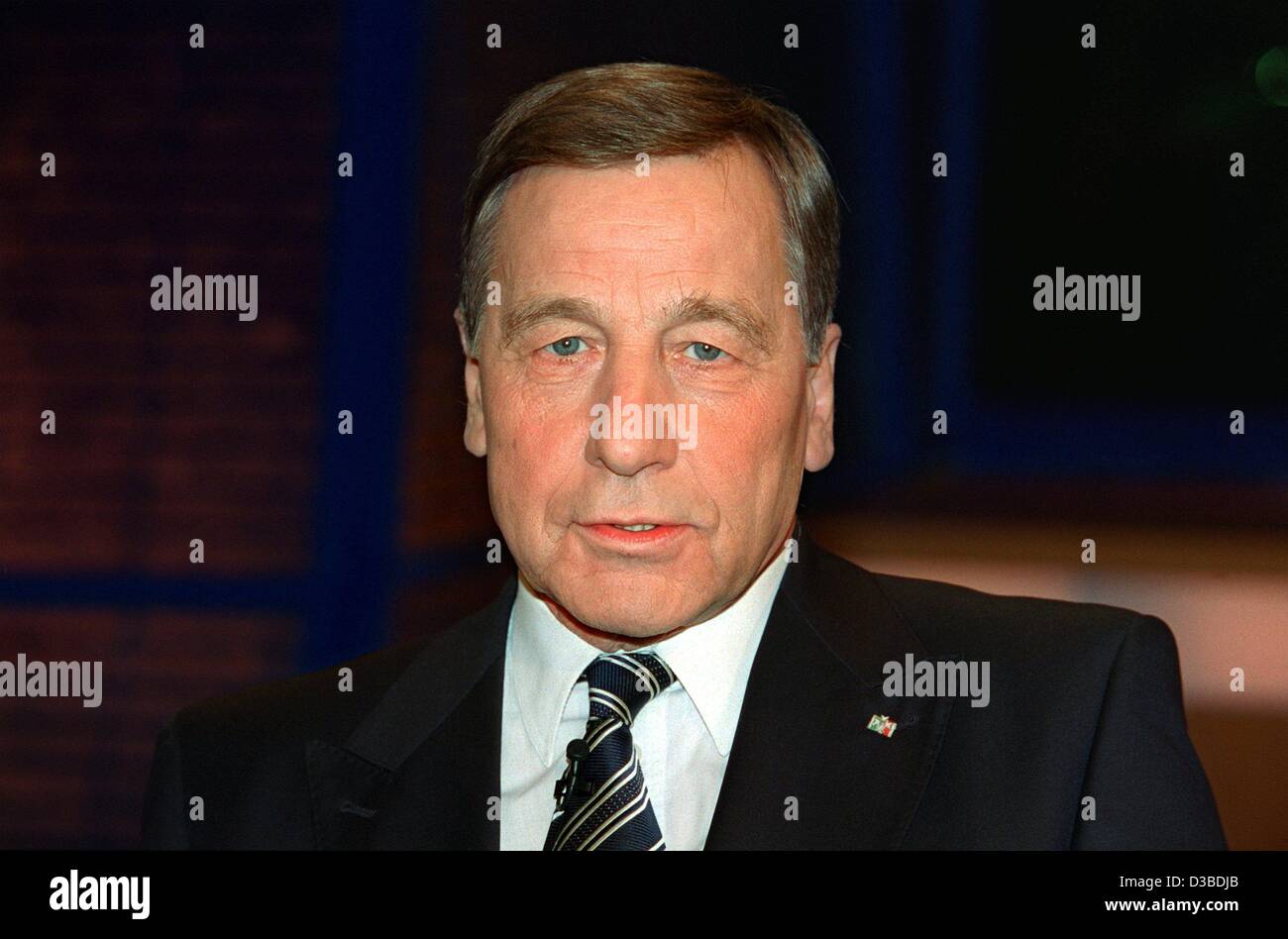 (Dpa) - Wolfgang Clement, ministre du Travail et de l'économie allemande, photographié au cours d'une émission de télévision de Berlin, 12 janvier 2003. Banque D'Images