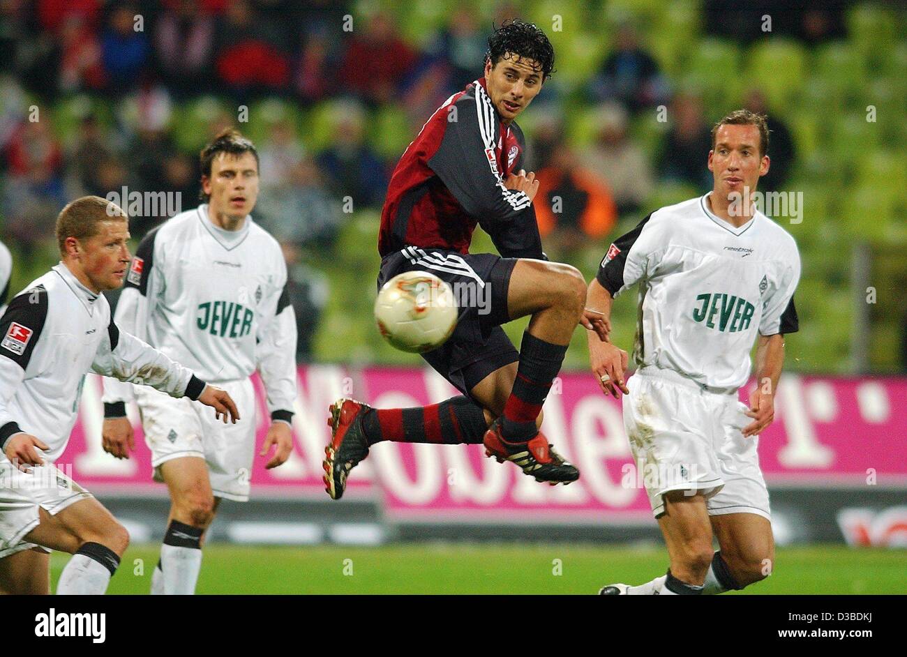 (Afp) - L'attaquant péruvien Bayern Claudio Pizarro (C) sauts et obtient le ballon avant ses adversaires de Gladbach (de G :) Max Eberl, Steffen Korell et Jeff Strasser (R) peut, au cours de la partie de football Bundesliga Bayern Munich contre Moenchengladbach dans Munich, 26 janvier 2003. Bayern gagné 3-0 et stil Banque D'Images