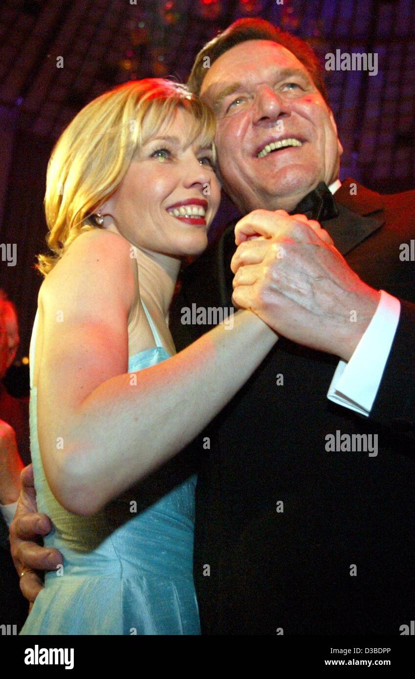 (Afp) - Le Chancelier allemand Gerhard Schroeder et son épouse Doris Schroeder-Koepf dance à la presse ball à Hanovre dans l'état allemand de Basse-Saxe dans la soirée du 25 janvier 2003. Elle porte une robe unie bleu clair et il a mis sur un smoking et un nœud papillon. Le couple était les deux Banque D'Images