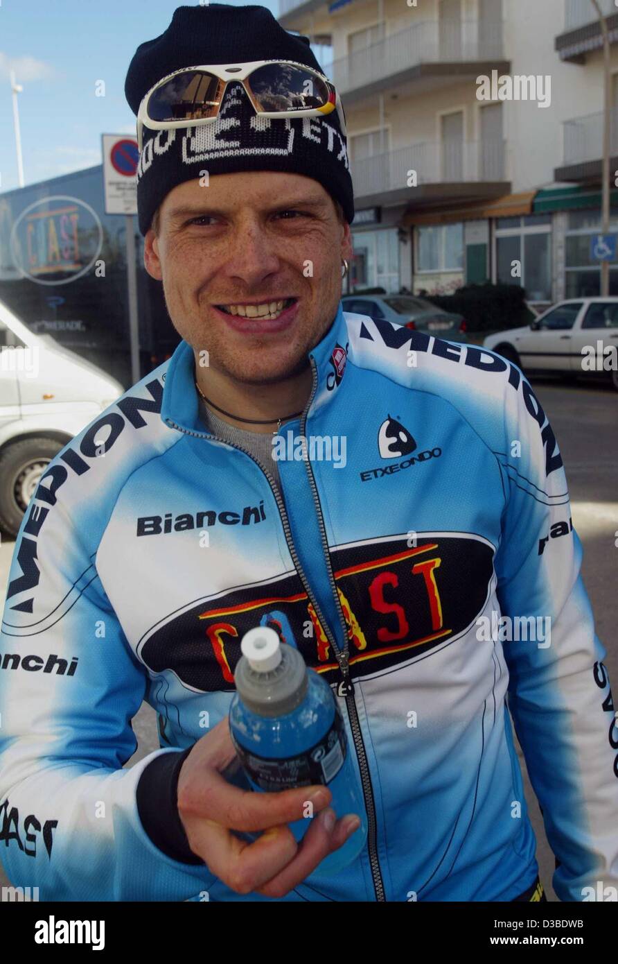 (Afp) - le cycliste allemand Jan Ullrich de la côte de l'équipe se prépare pour l'entraînement avec sa nouvelle équipe à Gandia près de Valence, Espagne, le 18 janvier 2003. Ullrich a signé un contrat de trois ans avec l'équipe allemande à l'heure actuelle plus de succès l'autre. Banque D'Images