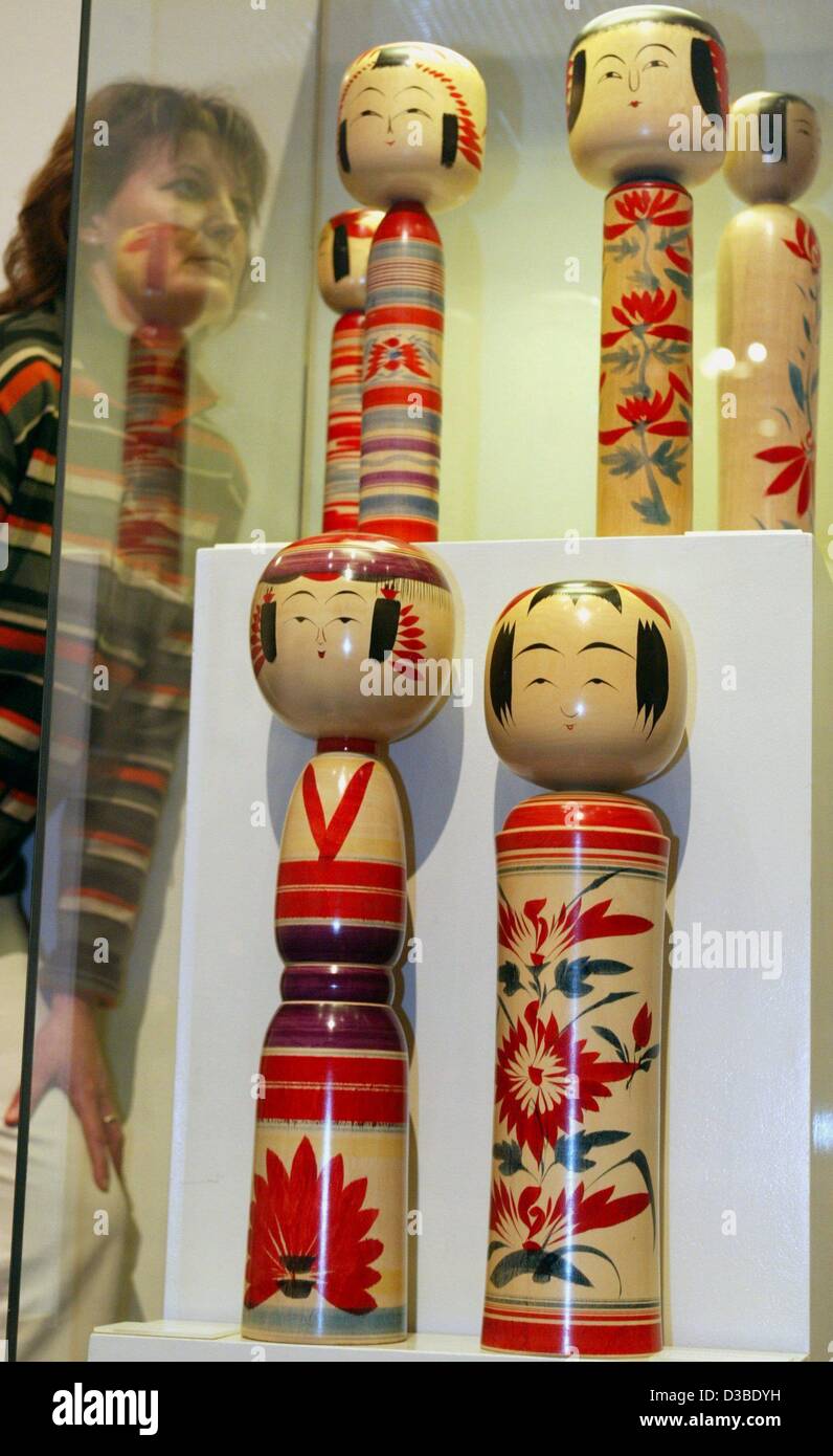 (Afp) - poupées de Kokeshi japonaise des régions de Togatta Naruka et sont exposées dans le Musée Municipal de Brunswick, Allemagne, 22 janvier 2003. En plus de 70 poupées de l'époque Edo (1603-1867) autres œuvres du Japon sont indiqués lors de l'exposition, qui se déroule jusqu'au 23 février 2003. Banque D'Images