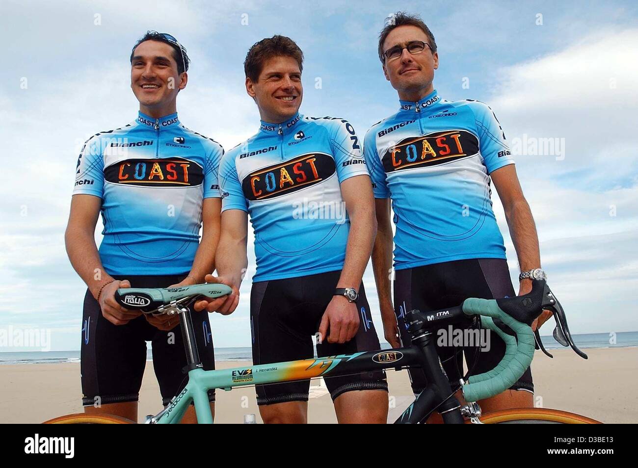 (Afp) - Les professionnels du vélo Angel Luis Casero de l'Espagne (L), l'Allemand Jan Ullrich (C) et Suisse Alex Zuelle (R) de l'équipe allemande stand côte à côté de l'autre à Gandia, Espagne, 20 janvier 2003. Champion du monde de cyclisme Jan Ullrich a signé un contrat de trois ans avec le succès plus actuellement Banque D'Images