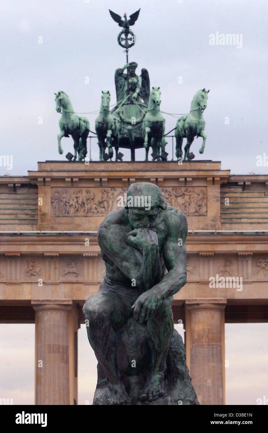(Afp) - une réplique de la célèbre sculpture d'Auguste Rodin "Le Penseur" est affiché sur la Pariser Platz (place de Paris) en face de la porte de Brandebourg à Berlin, 22 janvier 2003. La sculpture restera sur la place jusqu'au 9 mars. C'est l'occasion de la célébration du 40e anniversaire de l'Elysée Banque D'Images