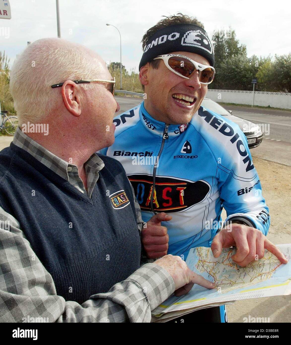 (Afp) - Le coureur cycliste allemand Jan Ullrich (R) et formateur Rudy Pevenage (L) consulter la carte d'une rue à l'camp d'entraînement pour l'équipe de course professionnel côte à Gandia, Espagne, 17 janvier 2003. Après beaucoup de spéculation et de longues négociations, Ullrich a signé un contrat de trois ans avec Banque D'Images
