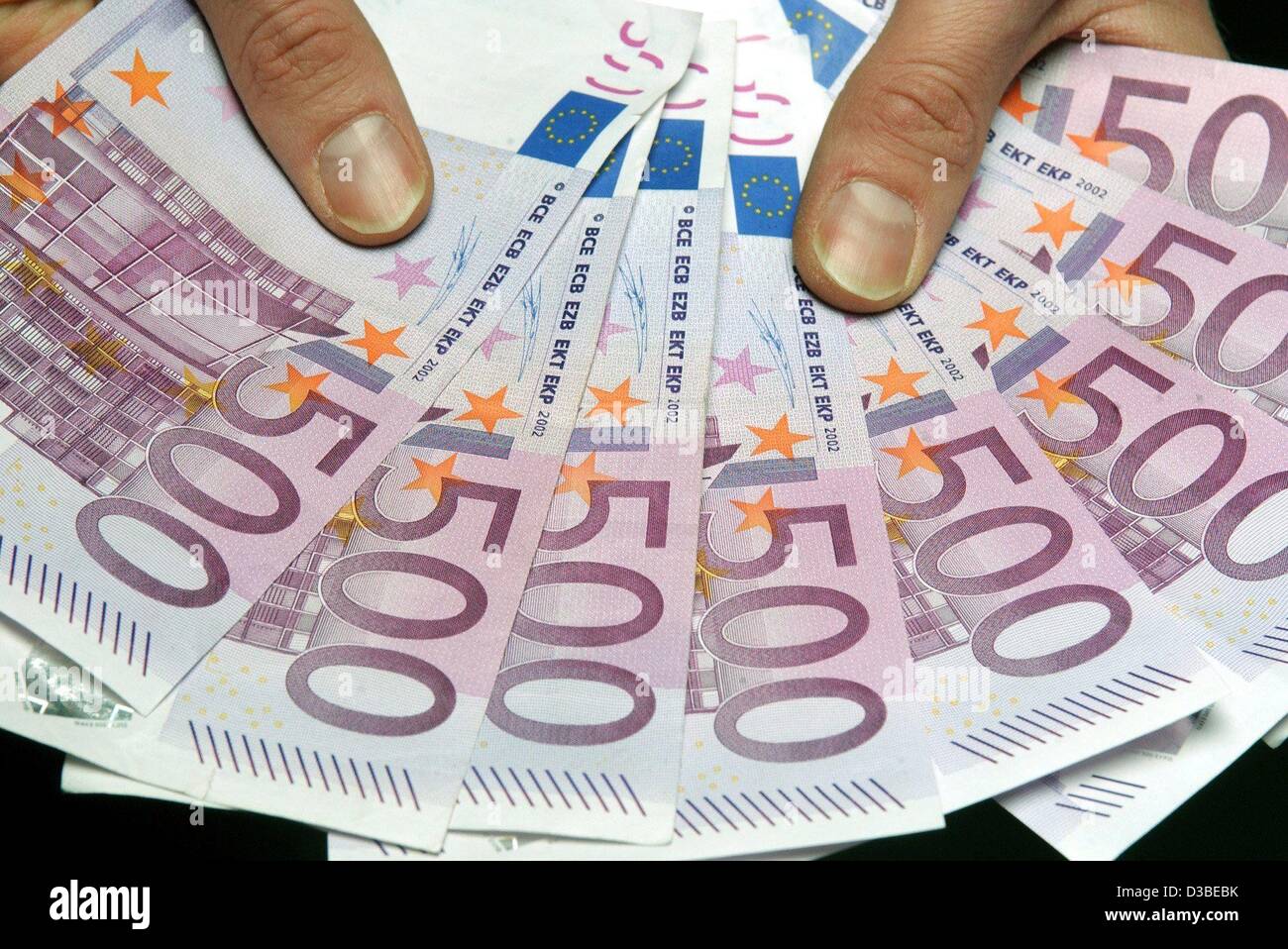 (Afp) - 500-euro-notes sont ventilés entre les mains d'un homme, Berlin, 9 janvier 2003. En 2002, le taux annuel de la hausse des prix en Allemagne a été plus faible que les années précédentes : seulement 1,3  %. Banque D'Images