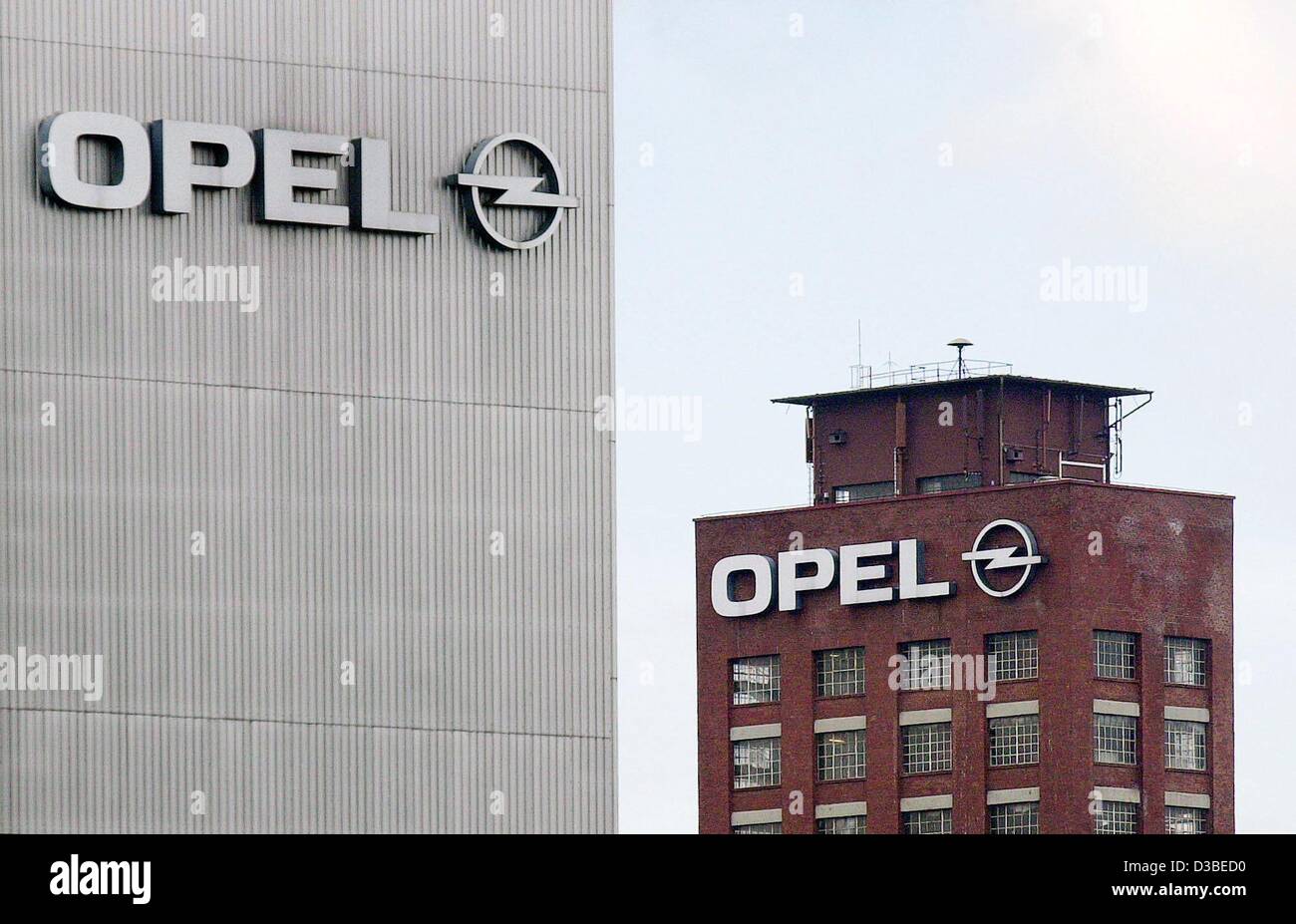 (Afp) - une vue sur le site de production du fabricant de voiture Adam Opel de Rüsselsheim, en Allemagne, au 16 janvier 2003. Selon les premières déclarations d'Opel, filiale de General Motors, Opel pourrait réduire ses pertes à partir d'un niveau record de 674 millions d'euros en 2001 à moins de 350 millions d'Eur Banque D'Images