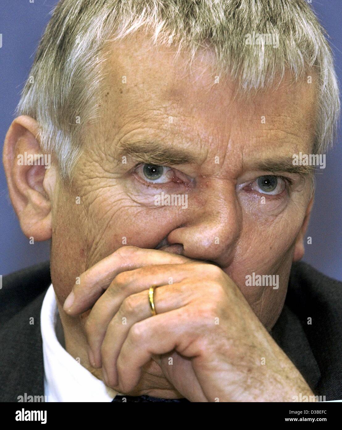 (Afp) - Le ministre allemand de l'Intérieur, Otto Schily (SPD) photographié lors d'une conférence de presse à Berlin, 15 janvier 2003. Schily a défendu la décision du gouvernement de proposer la même loi sur l'immigration au Bundestag (Chambre basse du parlement allemand). A l'origine, la loi visait à s'effe Banque D'Images