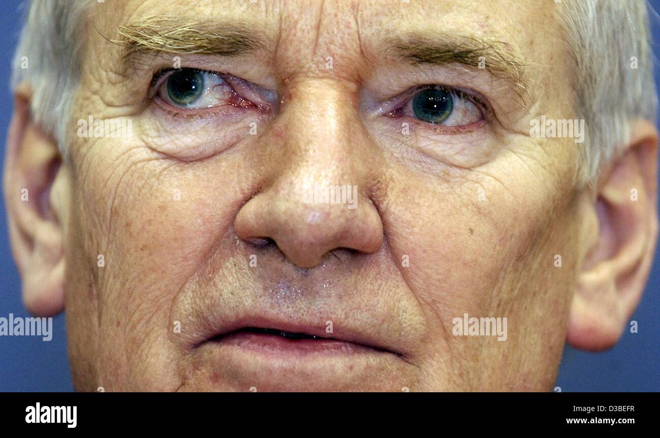 (Afp) - Le ministre allemand de l'Intérieur, Otto Schily (SPD), photographié lors d'une conférence de presse à Berlin, 15 janvier 2003. Schily a défendu la décision du gouvernement de proposer la même loi sur l'immigration au Bundestag (Chambre basse du parlement allemand). A l'origine, la loi visait à devenir eff Banque D'Images