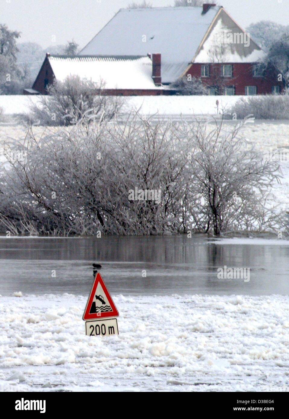 (Afp) - un panneau routier dépasse de la crue des eaux et la dérive de la glace sur l'Elbe (Labe) à l'embarcadère d'un ferry à Bleckede, Allemagne du nord, 10 janvier 2003. Toute navigation sur le fleuve a été annulée. Le pic de l'inondation de glace est prévu sur la région de Lunebourg le 15 janvier 2 Banque D'Images