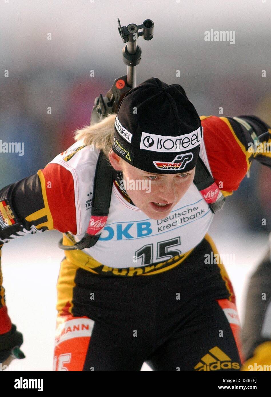 (Afp) - biathlète allemand Katrin Apel sprints pour la cinquième place dans le 7,5 km sprint course à la Coupe du Monde de biathlon à Oberhof, Allemagne, le 8 janvier 2003. Dans la fin, cinq femmes sont parmi les 10 meilleurs mais ils ne sont pas parvenus à terminer sur la tribune. Banque D'Images