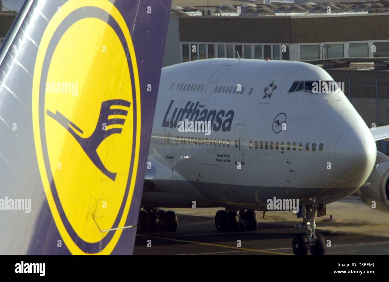 (Afp) - Deux avions de la Lufthansa allemande sur le stand d'aviation à l'aéroport Rhein-Main de Francfort, Allemagne, le 8 janvier 2003. Lufthansa prévoit une poussée dans le secteur de l'aviation qu'en 2004, un officiel de la Lufthansa a dit le 8 janvier 2003. L'incroyable économie en Allemagne est en train d'influencer la demande de flig Banque D'Images