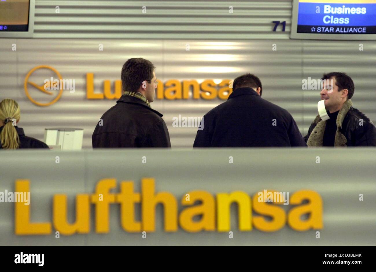 (Afp) - Seulement quelques passagers attendent lors de l'enregistrement de la compagnie aérienne allemande Lufthansa à l'aéroport de Francfort, 8 janvier 2003. Lufthansa prévoit une poussée dans le secteur de l'aviation qu'en 2004, un officiel de la Lufthansa a dit le 8 janvier 2003. L'incroyable économie en Allemagne est en train d'influencer la demande Banque D'Images
