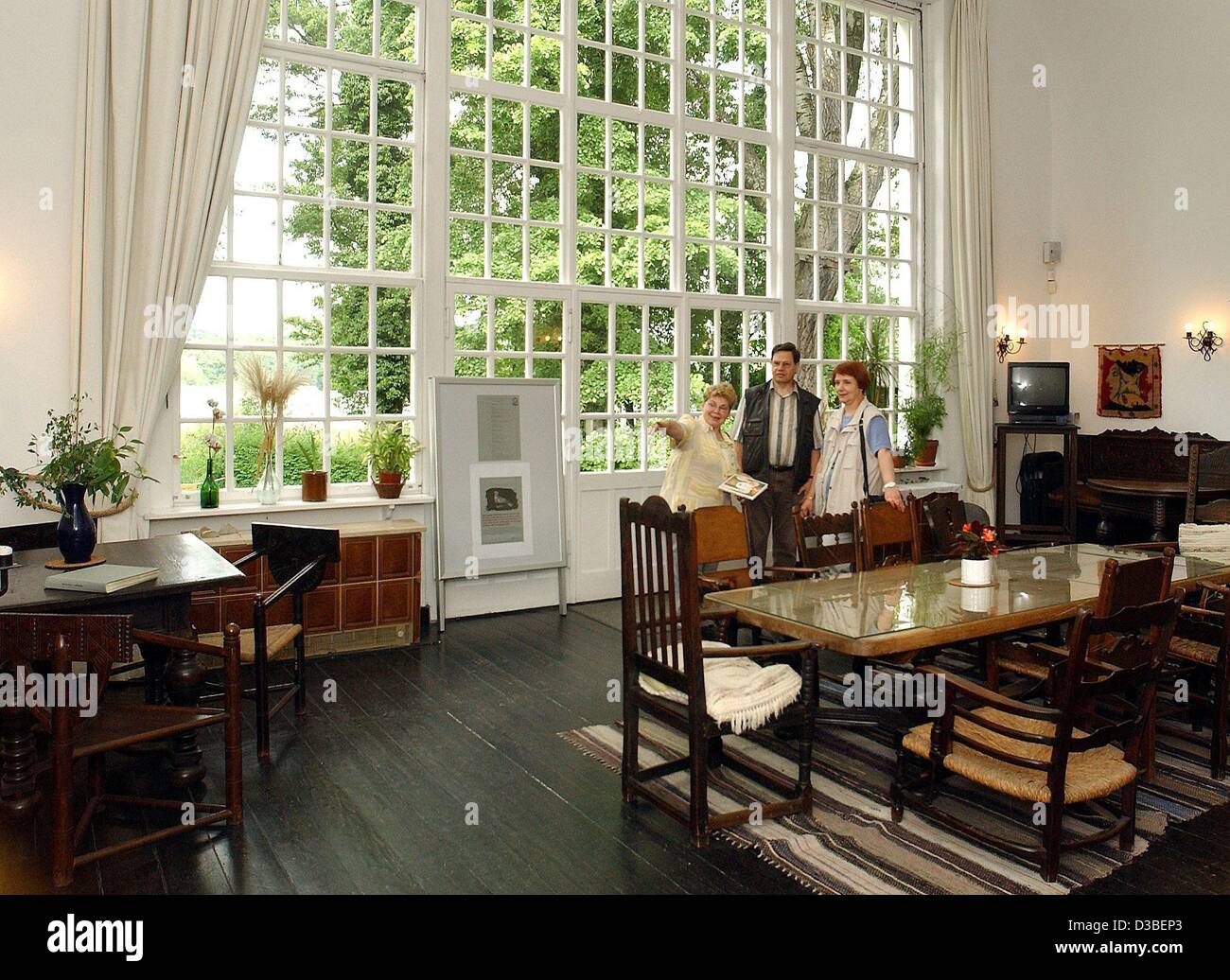 (Afp) - Les visiteurs au Brecht-Weigel-maison à Wernigerode, Allemagne de l'Est, 29 mai 2002. L'écrivain allemand Bertolt Brecht (1898-1956) et son épouse, l'actrice Helene Weigel (1900-1971), a vécu dans cette maison dans les années 1950. Pendant 25 ans, il sert de musée Brecht et attire des visiteurs de tous les Banque D'Images