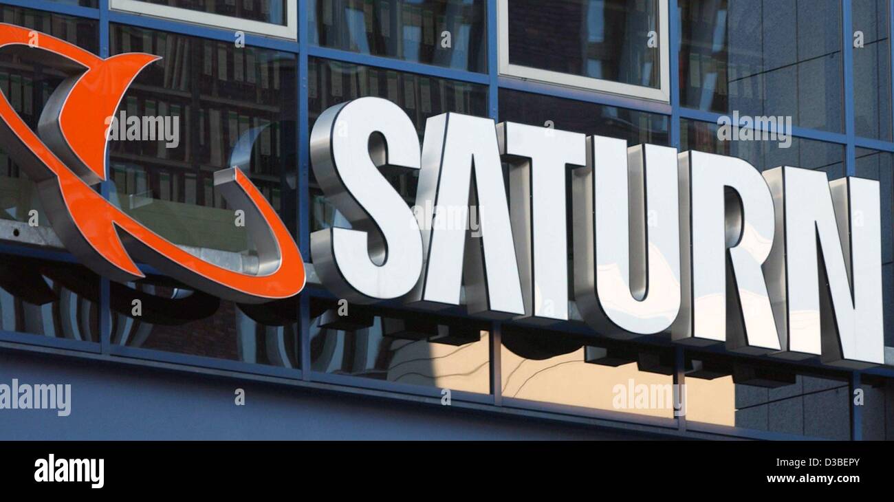 (Afp) - Le logo de la chaîne de fabrication de Saturne, photographié à une Saturn magasin à Cologne, Allemagne, le 9 janvier 2003. Saturne appartient à la corporation de distribution allemand Metro. Au cours de l'année, Metro fait un chiffre d'affaires de 51,5 milliards d'euros, Metro a annoncé. Banque D'Images