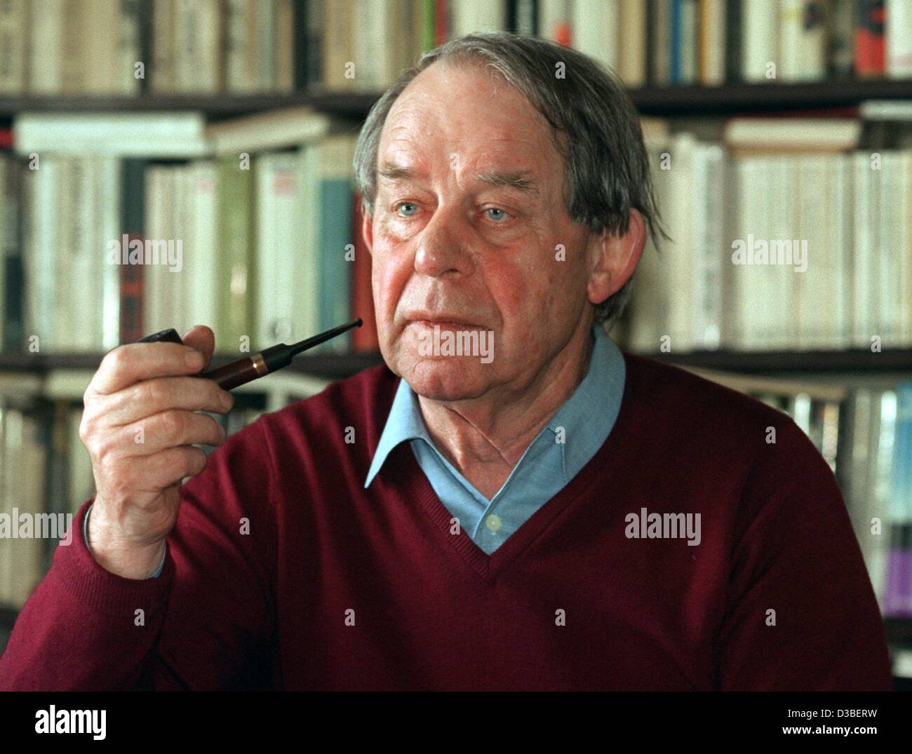 (Afp) - L'auteur allemand Siegfried Lenz, représenté à Hambourg, le 16 avril 1997. Lenz compte parmi les plus populaires d'après-guerre allemande auteurs, son œuvre la plus célèbre étant "la leçon d'Allemand" qui traite avec le conflit entre le pouvoir et l'art et l'interdiction de la peinture dans le Troisième Reich. Banque D'Images