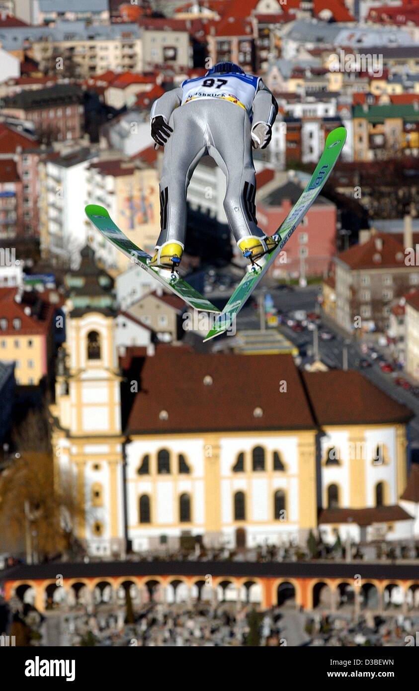 (Afp) - le polonais Adam Malysz ski monte dans l'air lors de la formation pour le 51e tournoi quatre Hill avec une vue magnifique sur la basilique de Wilten à Innsbruck, Autriche, 3 janvier 2003. Banque D'Images