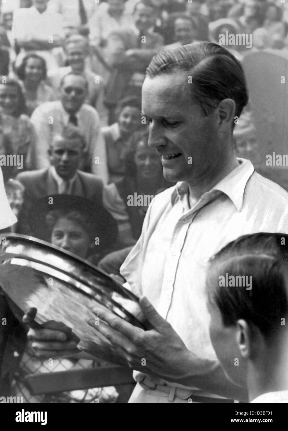 (Dpa) - Gottfried von Cramm, l'un des plus réussis de l'Allemagne les joueurs de tennis, les sourires qu'il remporte le tournoi simple hommes international dans Rothenbaum, Hambourg, le 14 août 1949. Gottfried von Cramm est né le 7 juillet 1909 dans Nettlingen, Allemagne, et est mort des blessures d'un accident Banque D'Images